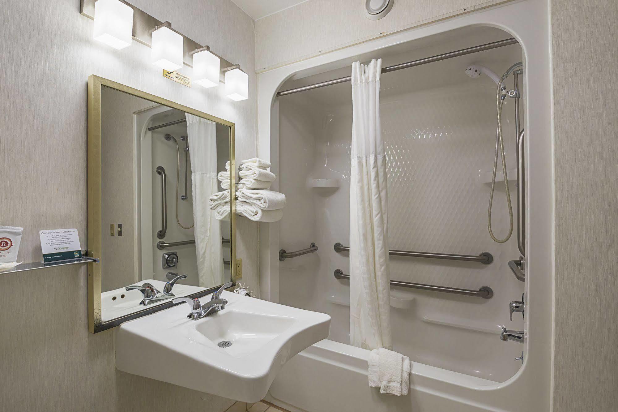Quality Inn Waverly Bagian luar foto
