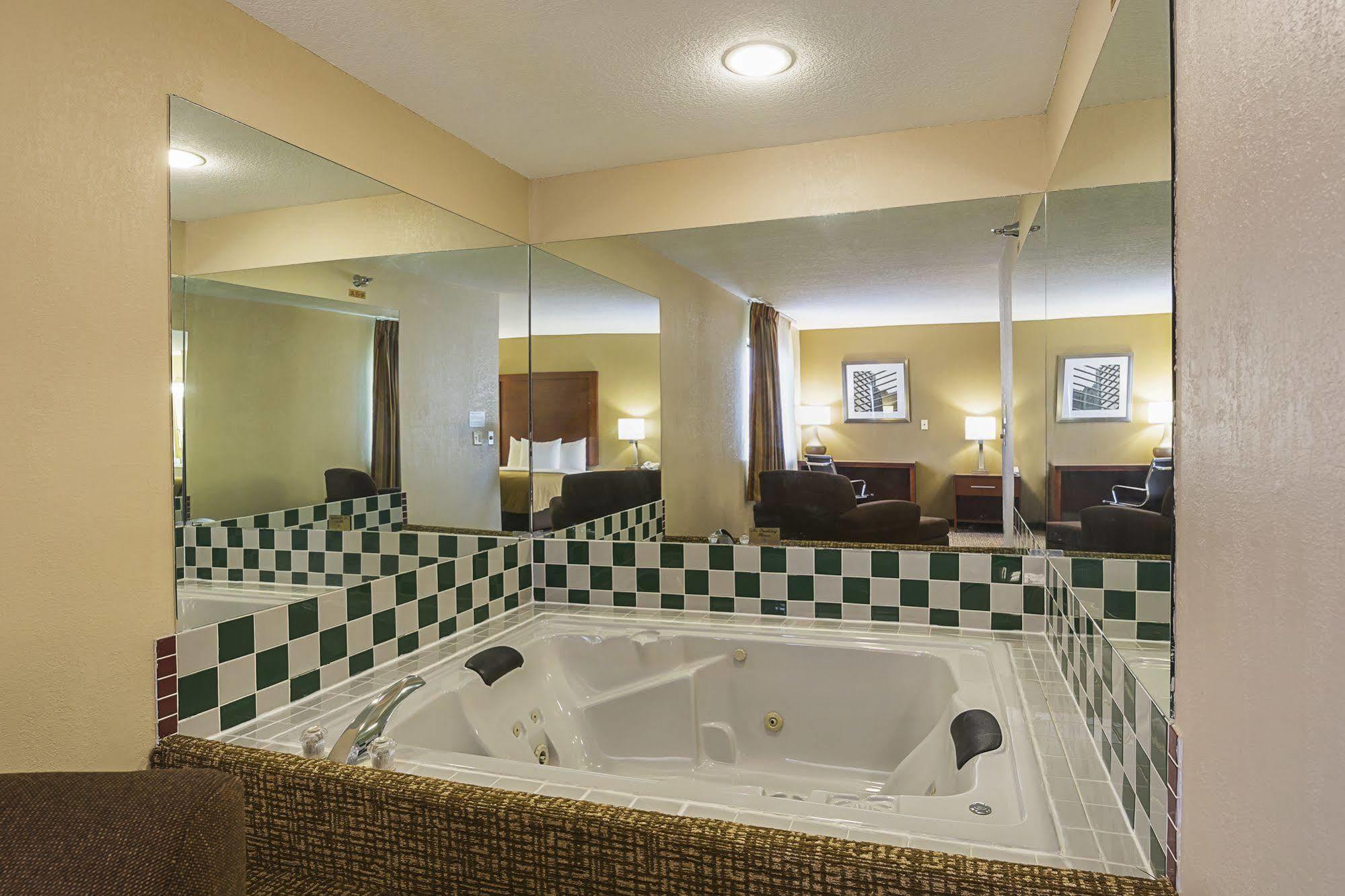 Quality Inn Waverly Bagian luar foto