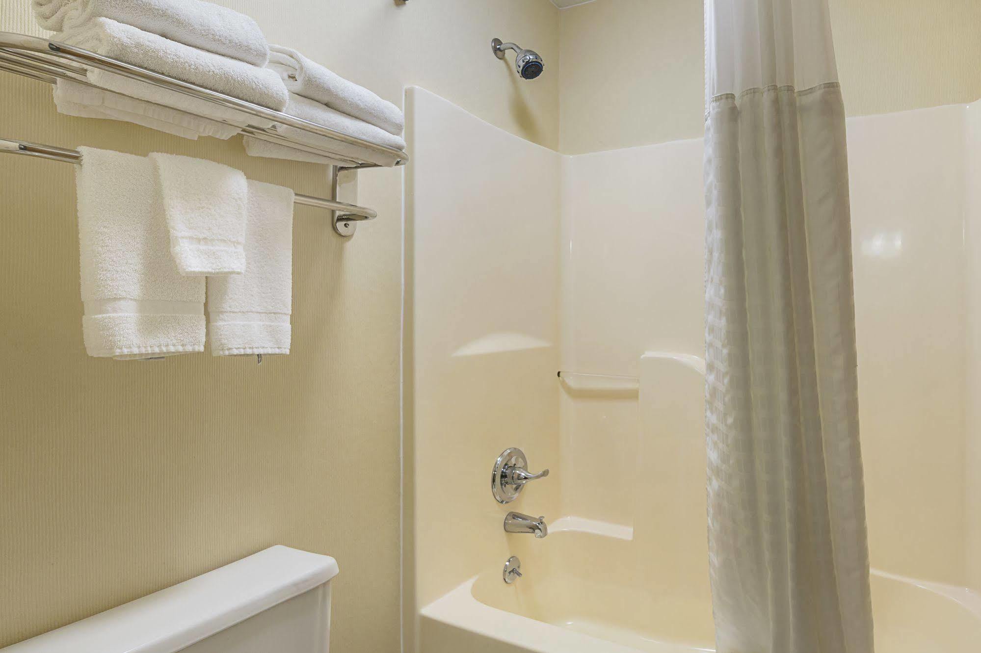 Quality Inn Waverly Bagian luar foto