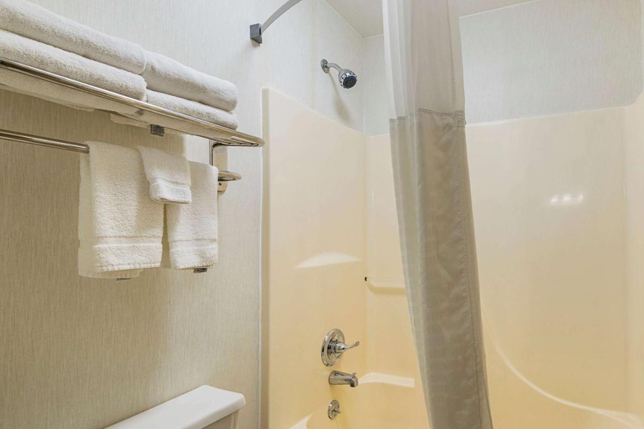 Quality Inn Waverly Bagian luar foto
