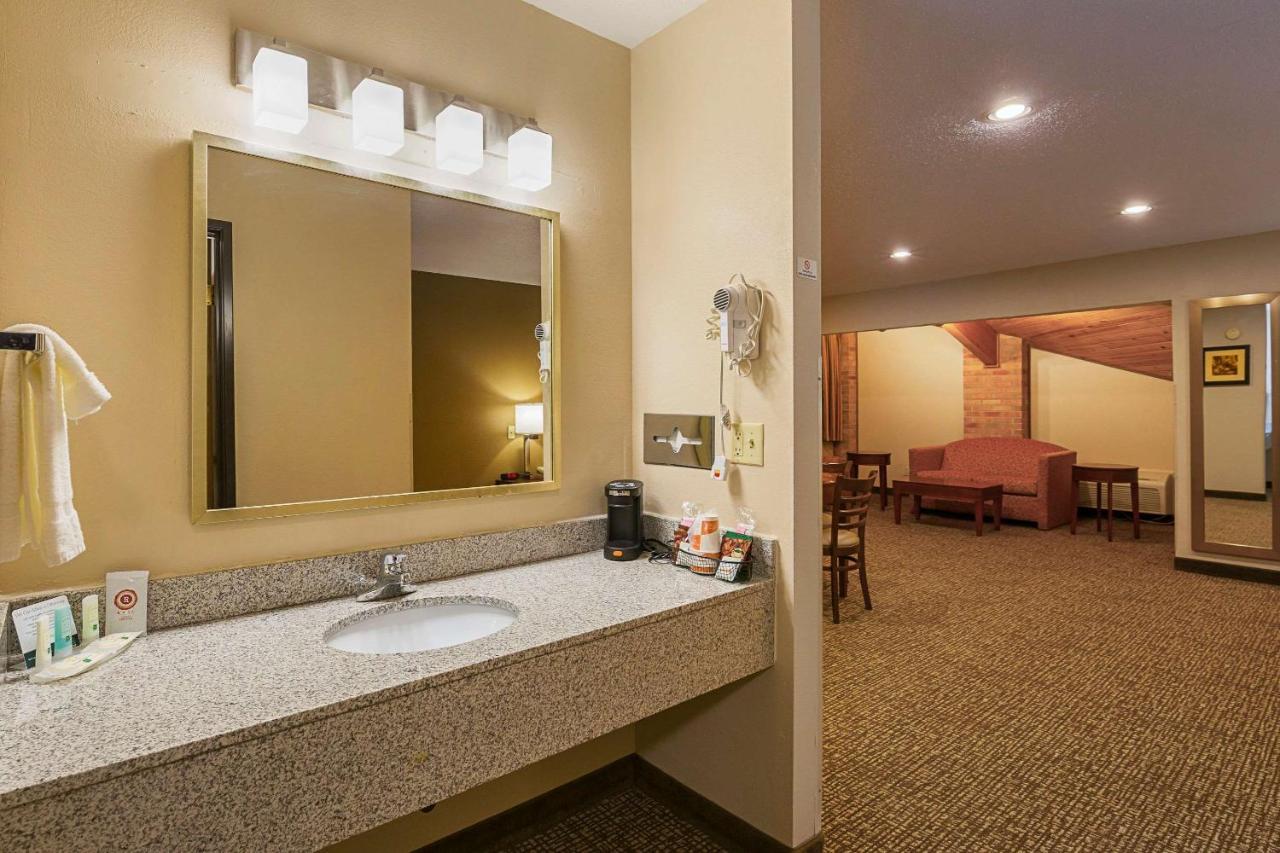 Quality Inn Waverly Bagian luar foto